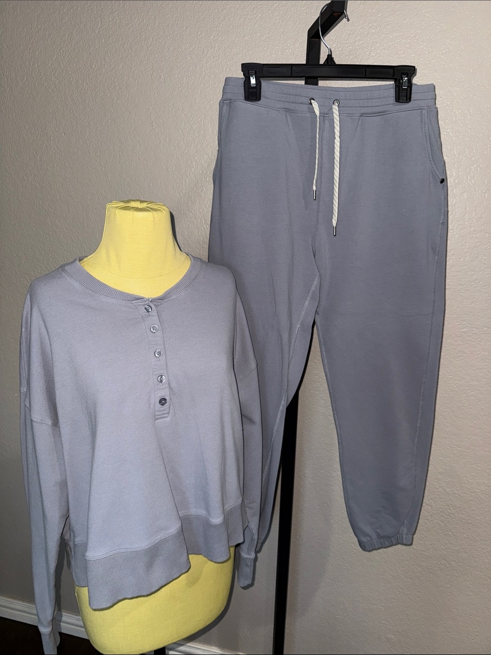 Vuori Women’s Sweatshirt & Jogger Set size large